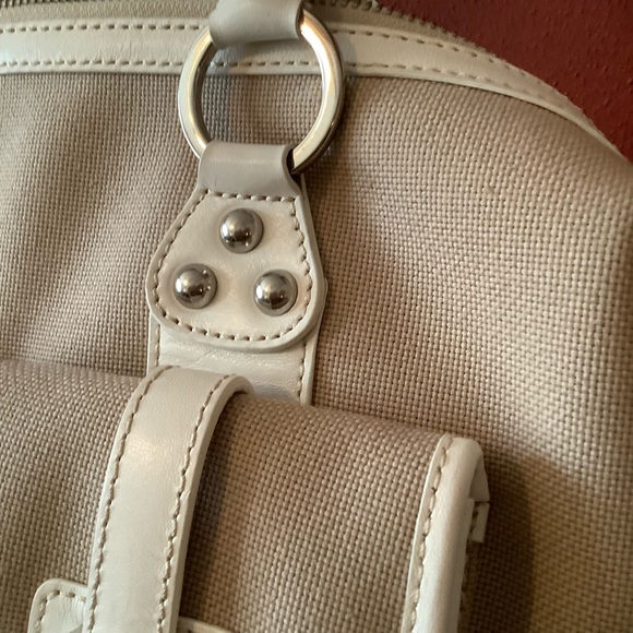 Beautiful Rafē Bag in a Tan Canvas with White Leather Trim. - Picture 5 of 16